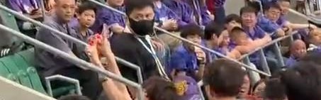 九游体育-有球迷在津门虎看台举泰山围巾引众怒，随后该球迷被安保带走