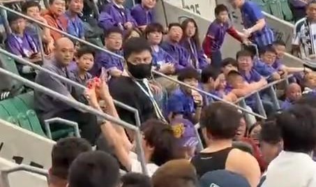 九游体育-有球迷在津门虎看台举泰山围巾引众怒，随后该球迷被安保带走